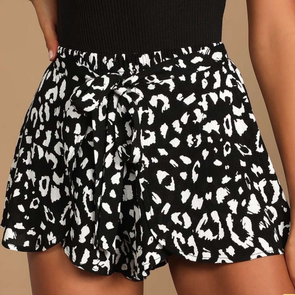 Lulu’s Elastic Black and White Leopard Print Tie-Front Shorts